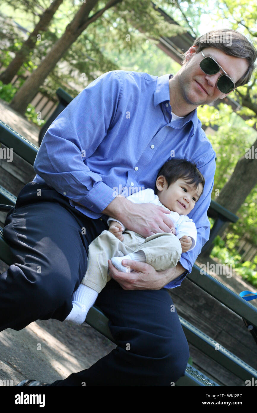 Vater und Sohn genießen Sie den Tag im Park Stockfoto