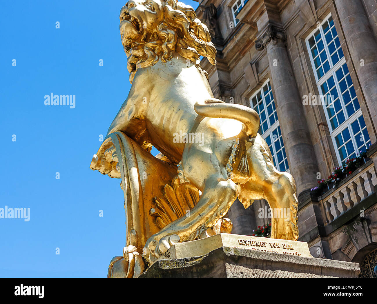 Der Kasseler grand Rathaus, angeführt von zwei markanten goldenen Löwen, wurde im Jahr 1909 eröffnet wurde, mit der vorderen Partie weitgehend wieder aufgebaut nach dem Krieg. Stockfoto