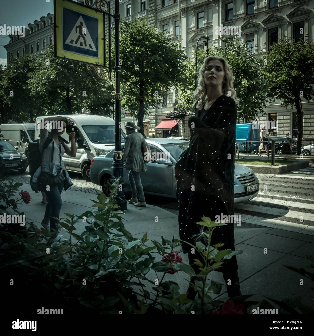 Modell in einem Shooting auf der Straße in St. Petersburg, Russland fotografiert. Stockfoto