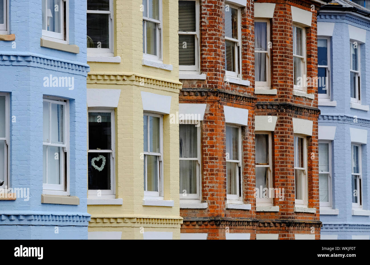 Oberen Schacht windows auf Reihenhäuser, sheringham, North Norfolk, England Stockfoto