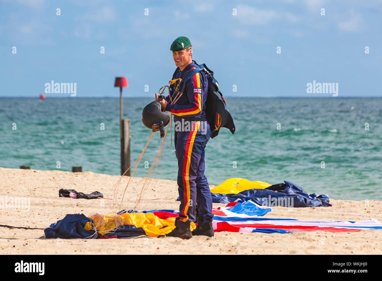 Mitglied der Tiger Freefall Fallschirm Team erfasst die Fallschirm nach dem Abstieg auf der Strand von Bournemouth Air Festival, Dorset UK im August 2019 Stockfoto