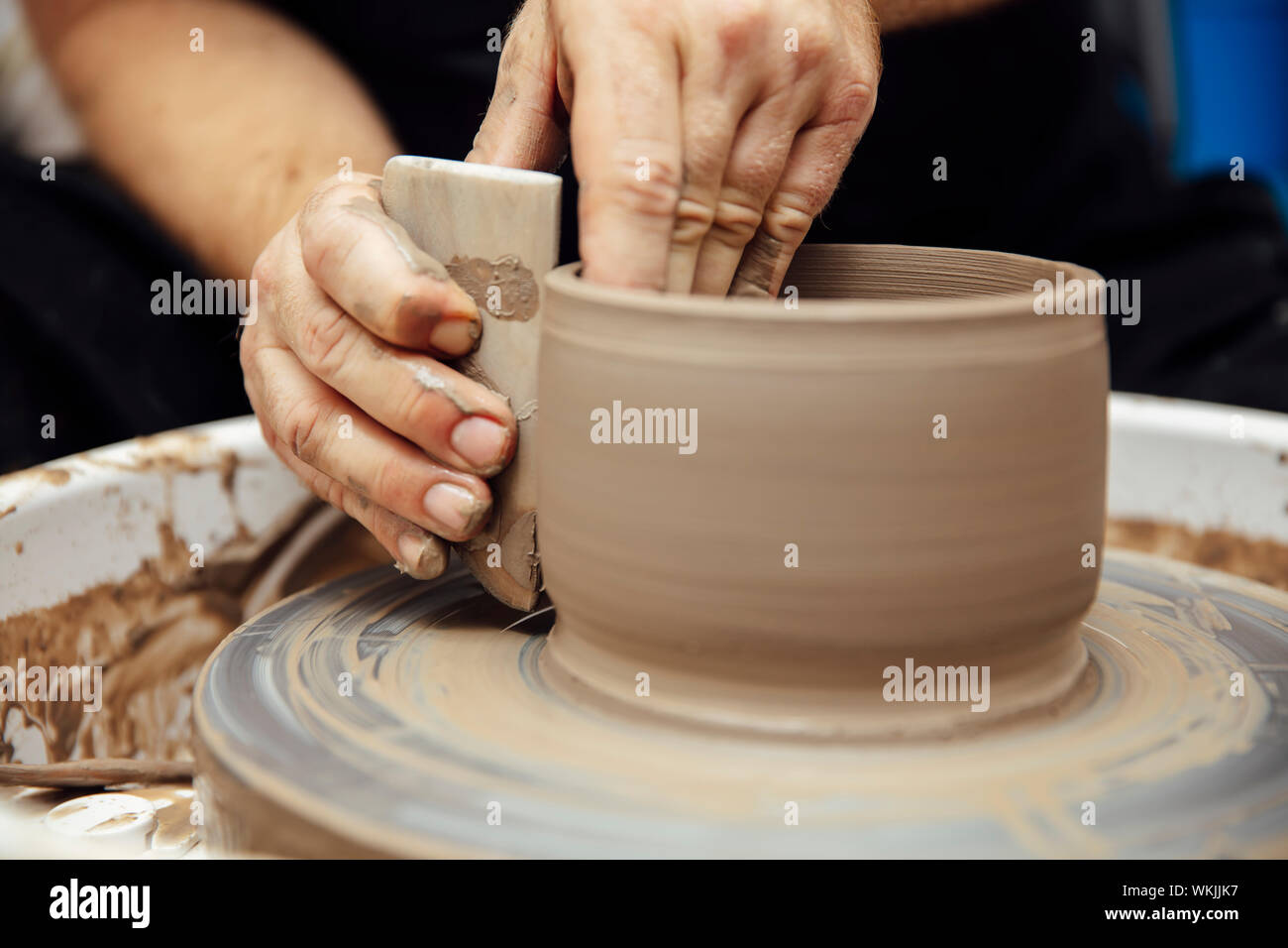Close up Detailansicht in einem mail Künstler macht Ton auf einem Drehrad Stockfoto