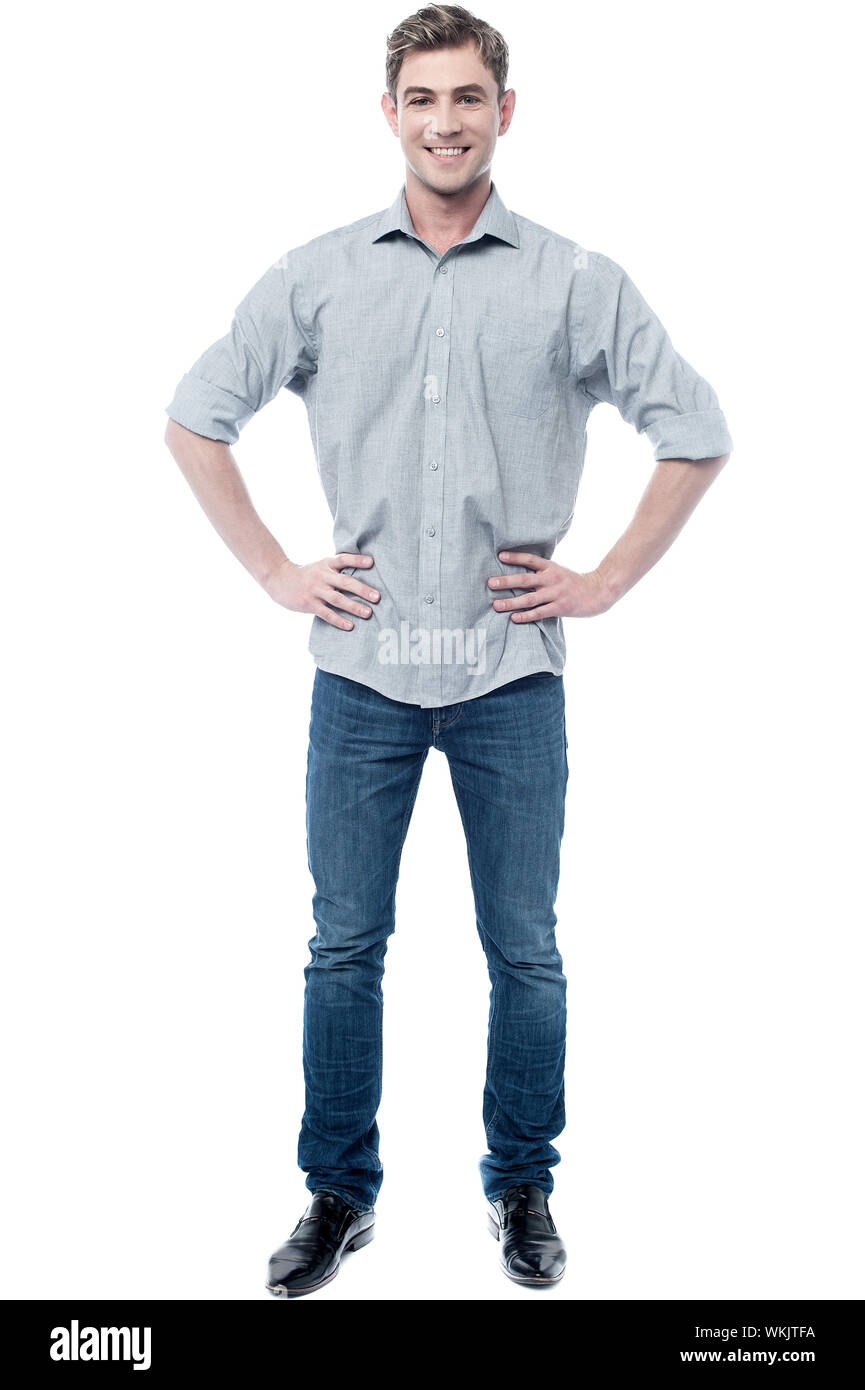Gut aussehend kluger Mann posiert mit Hand auf den Hüften Stockfoto