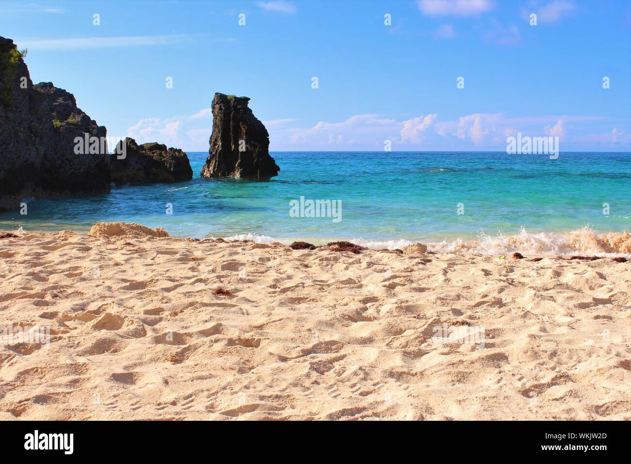 Ein Teil der schönen 'Hidden Beach", einem abgeschiedenen Strand Bucht auf der Insel von Bermuda, mit idyllischen türkisfarbene Meer Wasser und weißem Sand. Stockfoto