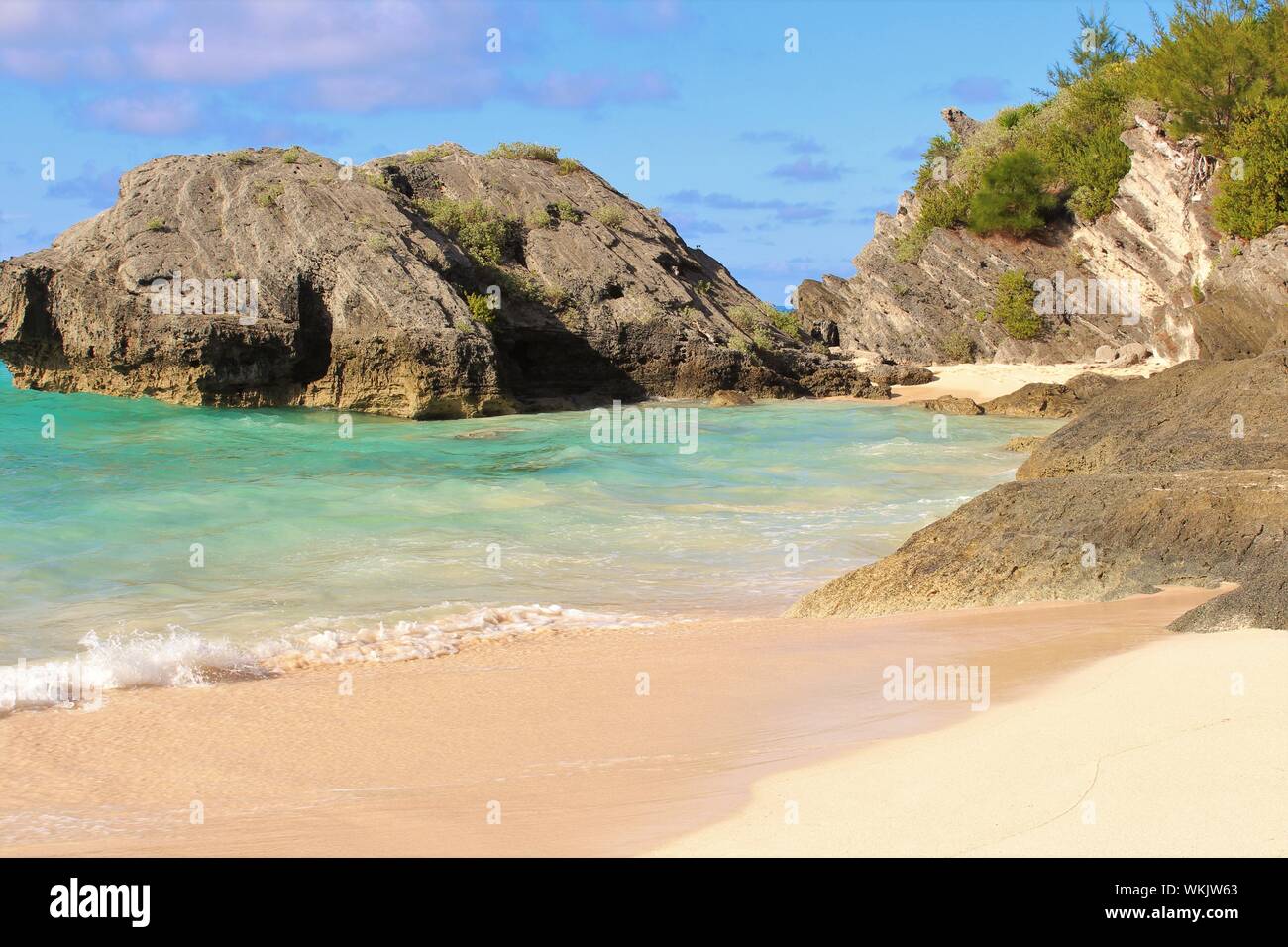 Ein Teil der schönen 'Hidden Beach", einem abgeschiedenen Strand Bucht auf der Insel von Bermuda, mit idyllischen türkisfarbene Meer Wasser und weißem Sand. Stockfoto