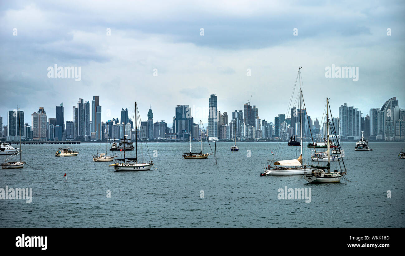 Panama City, panorama Skyline mit großen Wolkenkratzer und bewölkter Himmel mit Segelbooten im Vordergrund. Stockfoto
