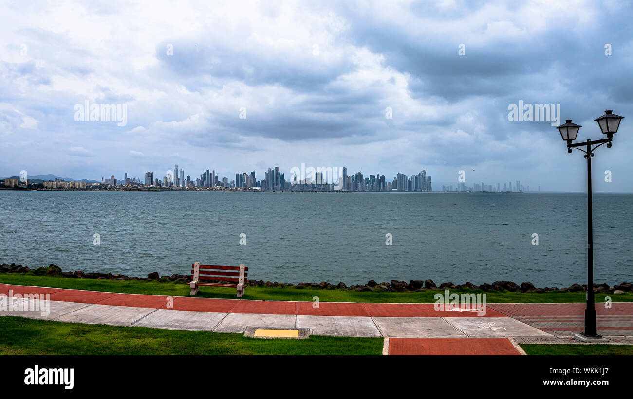 Panama City, panorama Skyline mit großen Wolkenkratzer und bewölkter Himmel Blick von Ursache weg Stockfoto