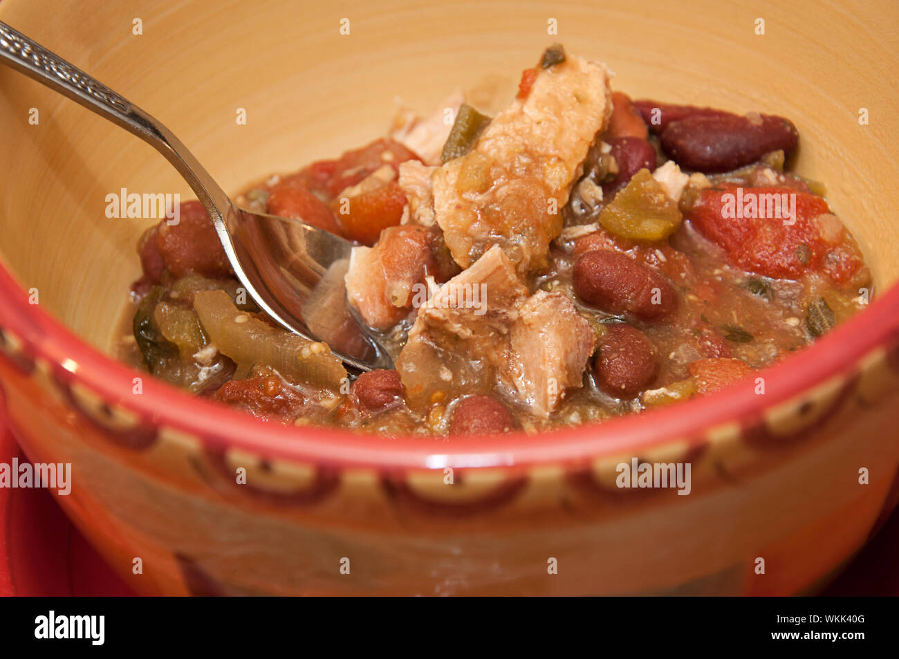 Schüssel chili Verde mit Schweinefleisch chunky Suppe in eine Schüssel geben und mit einem Löffel. Herzhaften hausgemachten Eintopf essen. Stockfoto