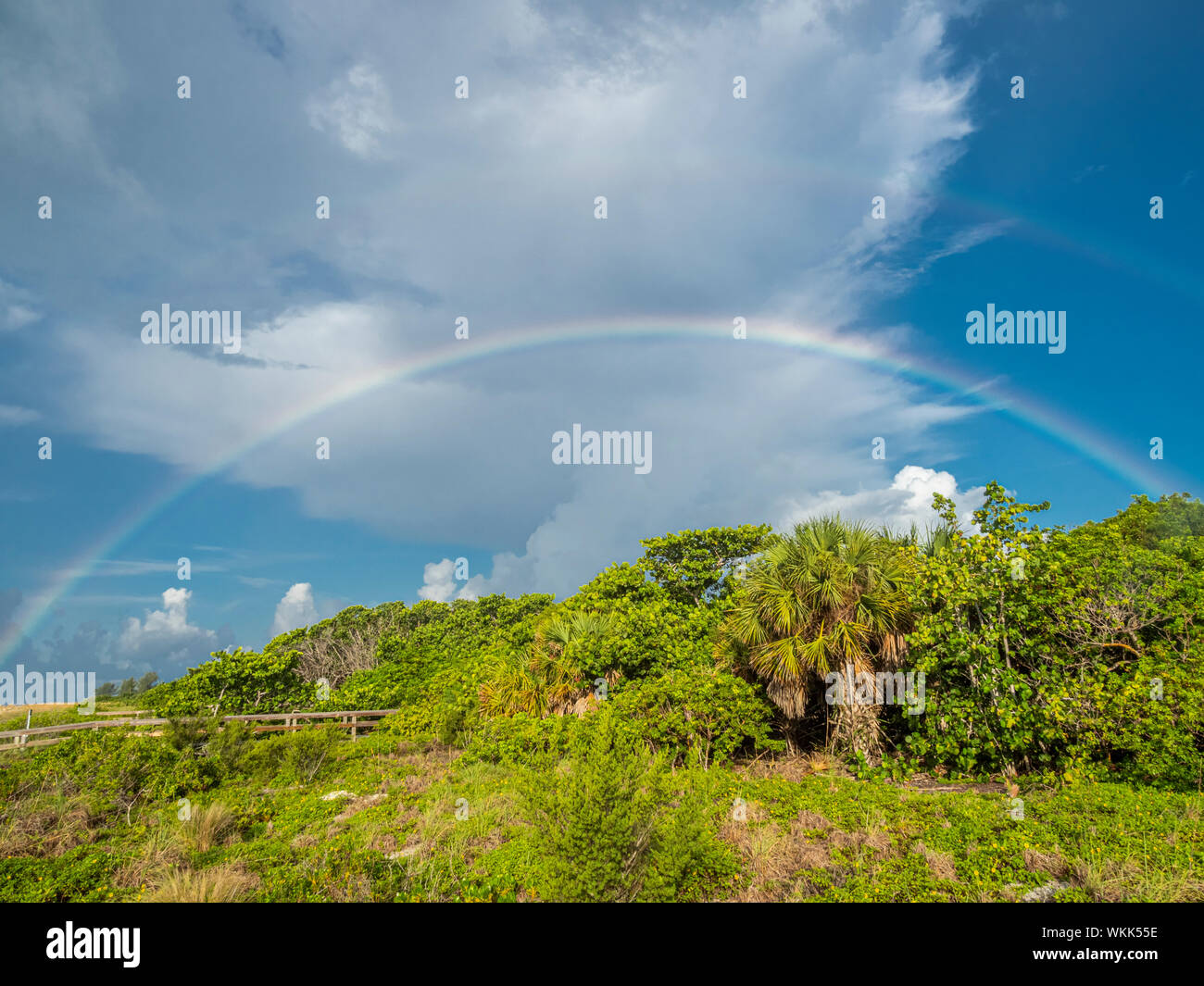 Regenbogen über Sanibel Island Lighthouse Beach Park am Golf von Mexiko auf Sanibel Island, Florida Stockfoto
