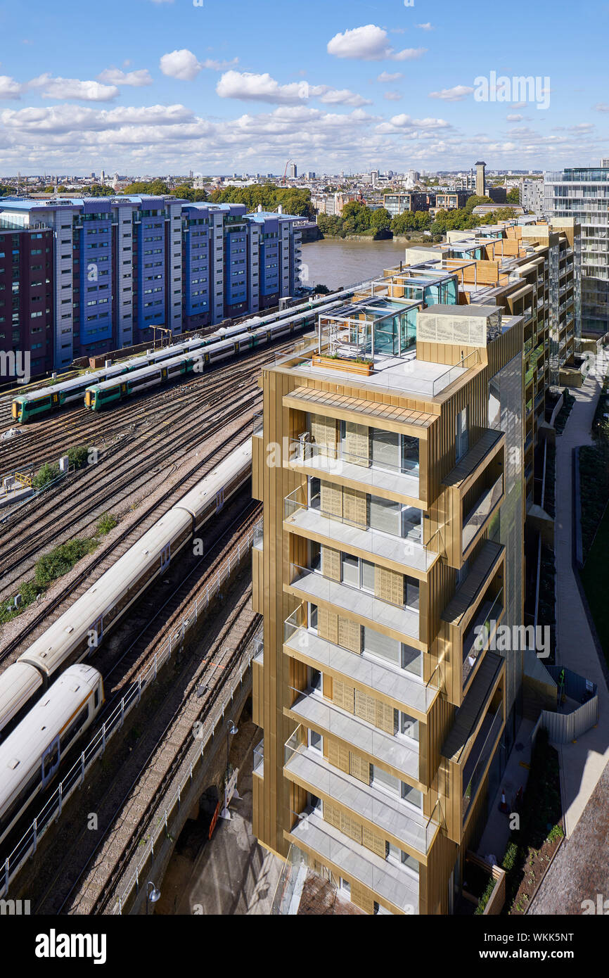 Hohes Ansehen von Faraday Haus mit Dachgarten und Eisenbahnschienen. Faraday House an der Battersea Power Station, London, Vereinigtes Königreich. Architekt Stockfoto