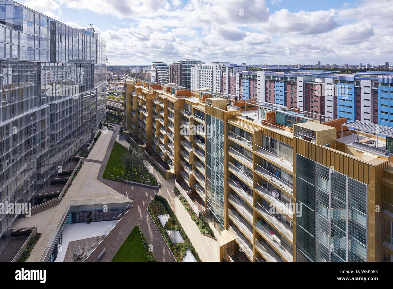 Hohes Ansehen von Faraday Haus mit Dachterrasse, Garten und Innenhof mit Gartenanlage. Faraday House an der Battersea Power Station, London, Vereinigtes Königreich. Arc Stockfoto