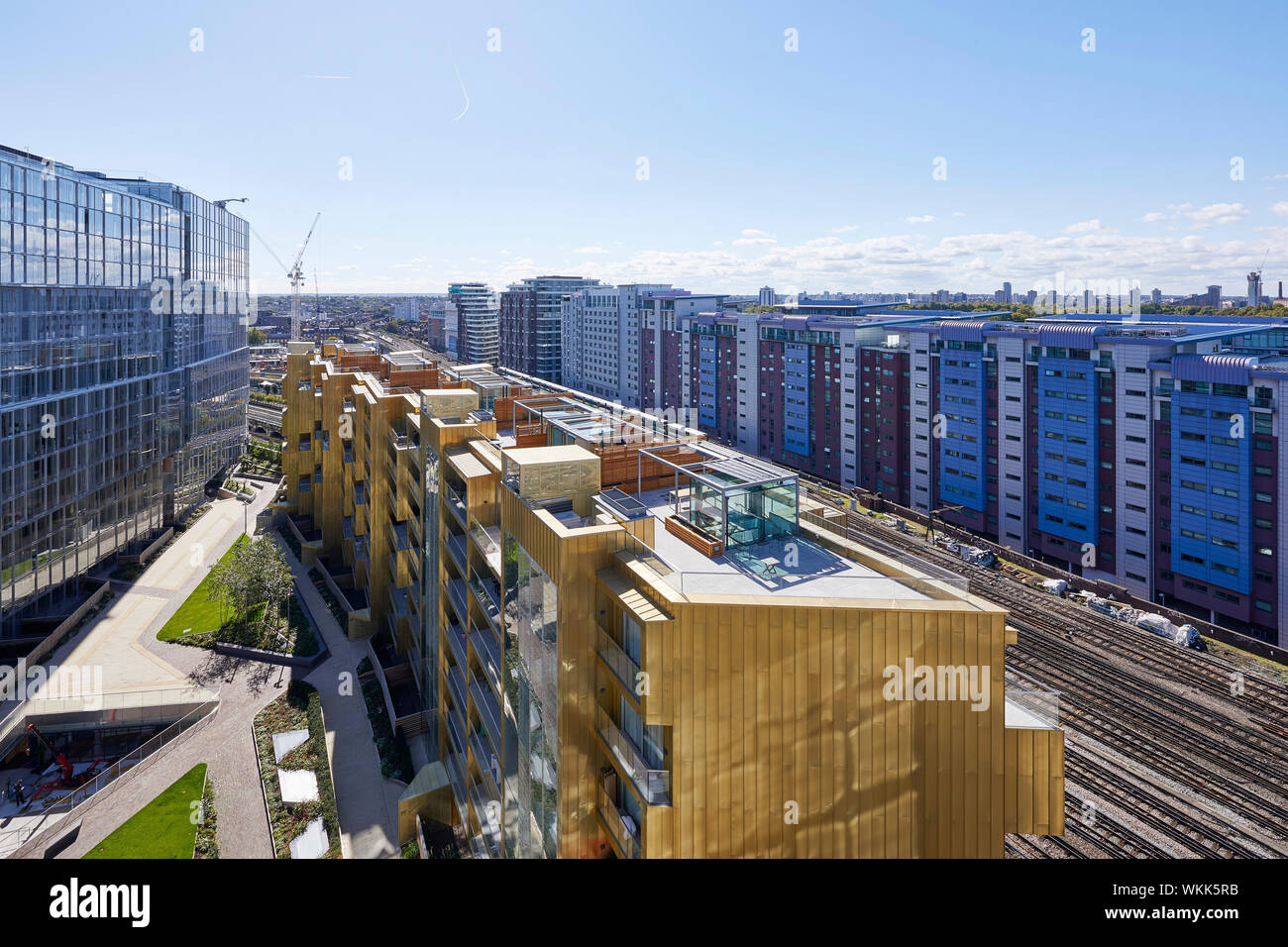 Hohes Ansehen von Faraday Haus mit Dachterrasse Garten und Eisenbahnschienen. Faraday House an der Battersea Power Station, London, Vereinigtes Königreich. Architec Stockfoto