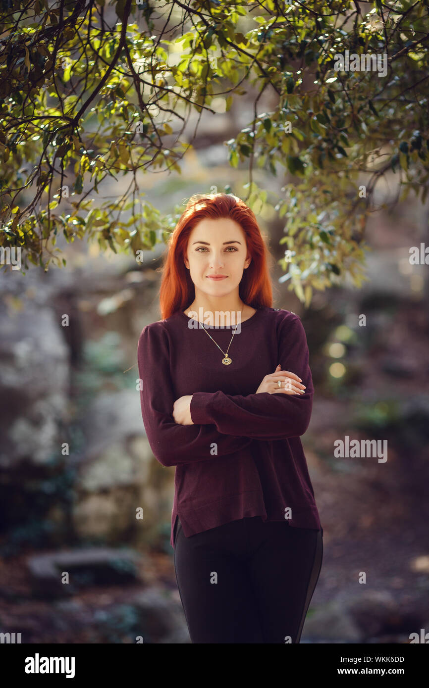 Schöne rothaarige junge Frau ist Wandern im Herbst Park. melancholische Stimmung Stockfoto