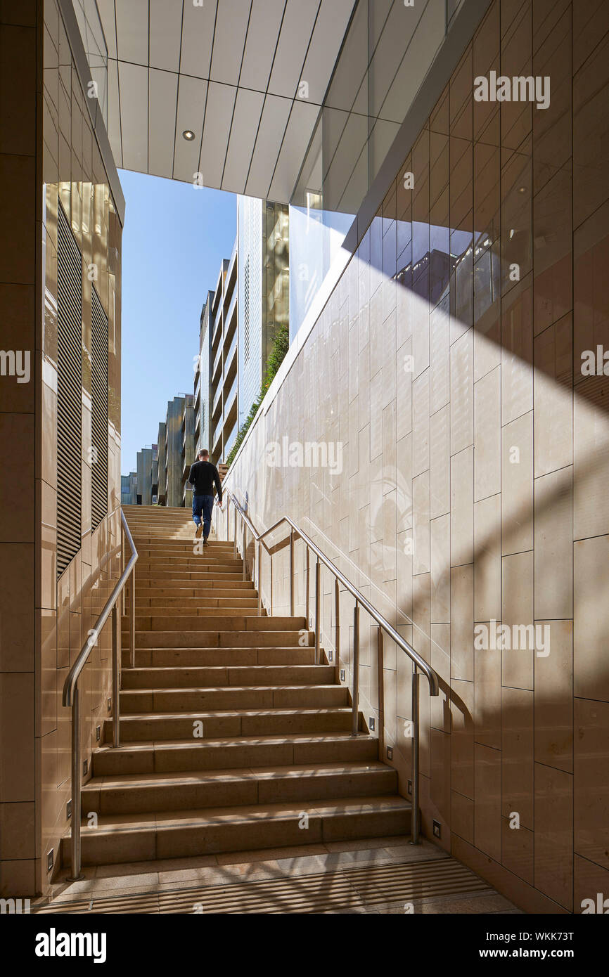 Äußere Treppe zum begrünten Innenhof. Faraday House an der Battersea Power Station, London, Vereinigtes Königreich. Architekt: dRMM (De Rijke Marsh Morgan Ar Stockfoto