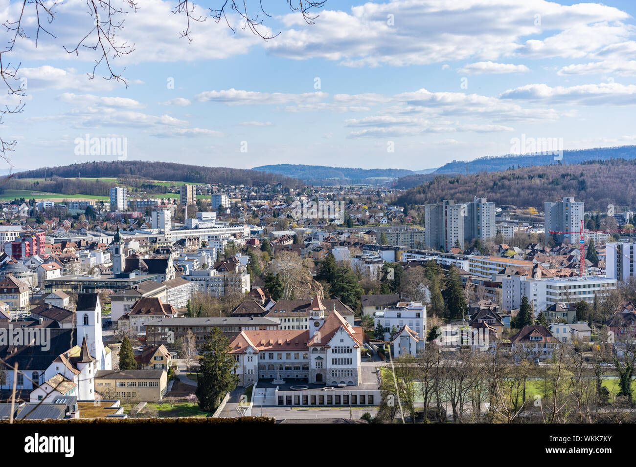 Blick über Brugg, Windisch mit neu renovierten Schulhaus von Stapfer, Römisches Museum, Kirchen und dem Krankenhaus und Altersheim. Stockfoto