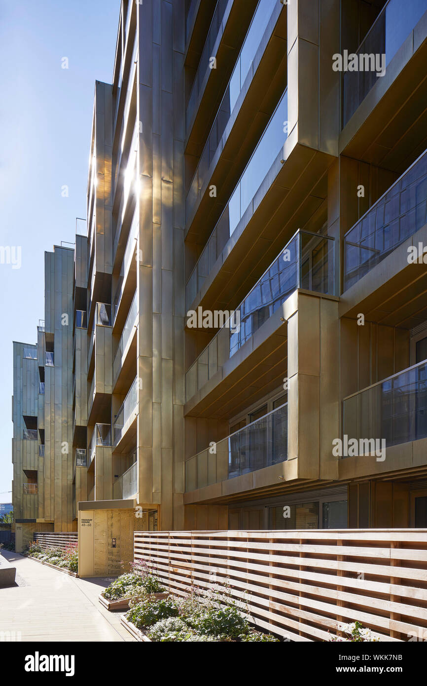 Schräge Fassade Höhe mit Balkon. Faraday House an der Battersea Power Station, London, Vereinigtes Königreich. Architekt: dRMM (De Rijke Marsh Morgan Arch Stockfoto