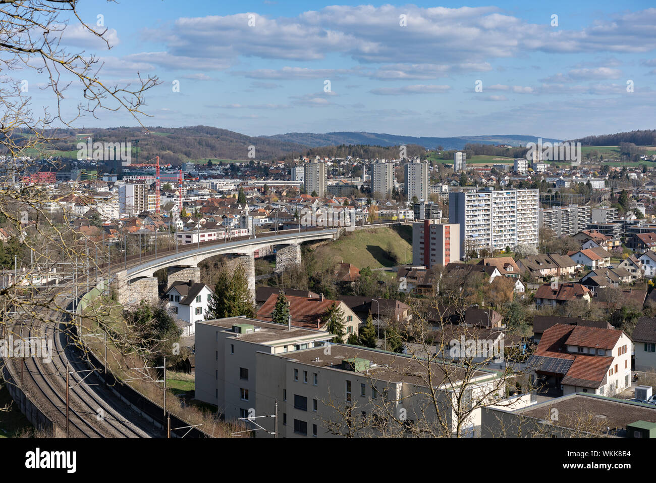 Die Aarebrücke ist ein gekrümmter Viadukt mit fünf Öffnungen. Die Eisenbahntrasse steigt leicht von Brugg, Umiken, weil der Zufahrtsrampe zum Bözb Stockfoto