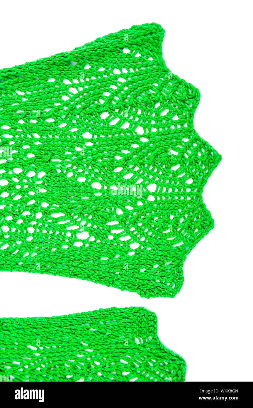Lace schal Mode-accessoire in einem hellen Grün handknit Textilfaser Kunst auf weißem Hintergrund. Gestrickte Garne Handarbeit Handwerk. Stockfoto