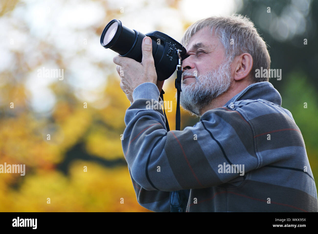 Ältere Menschen auf der Suche nach Motiv mit der Kamera Stockfoto