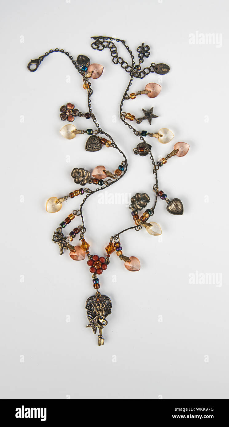Niedlich und Styling boho Typ Halskette casual Schmuck ist auf einem hellen Hintergrund isoliert. Stockfoto