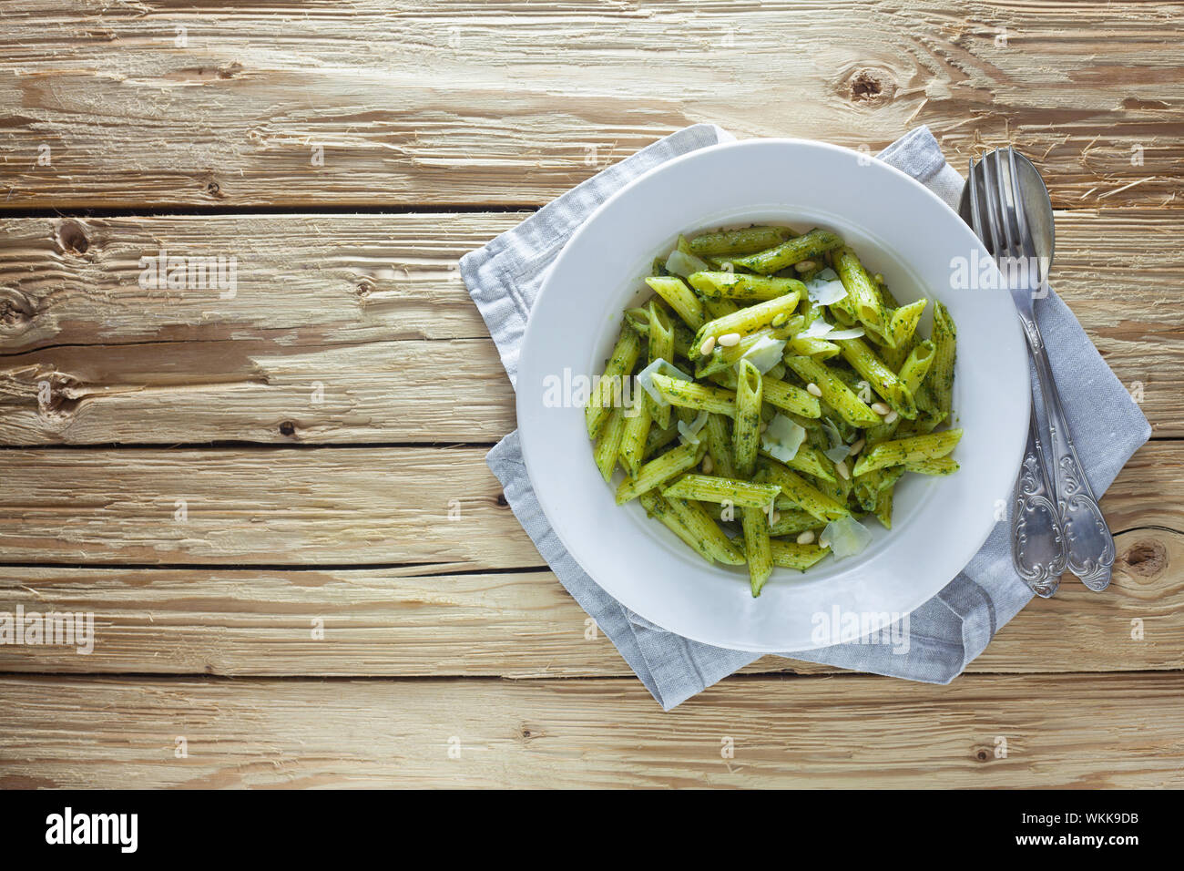 Pasta mit Pesto Genovese auf einer hölzernen Hintergrund Stockfoto