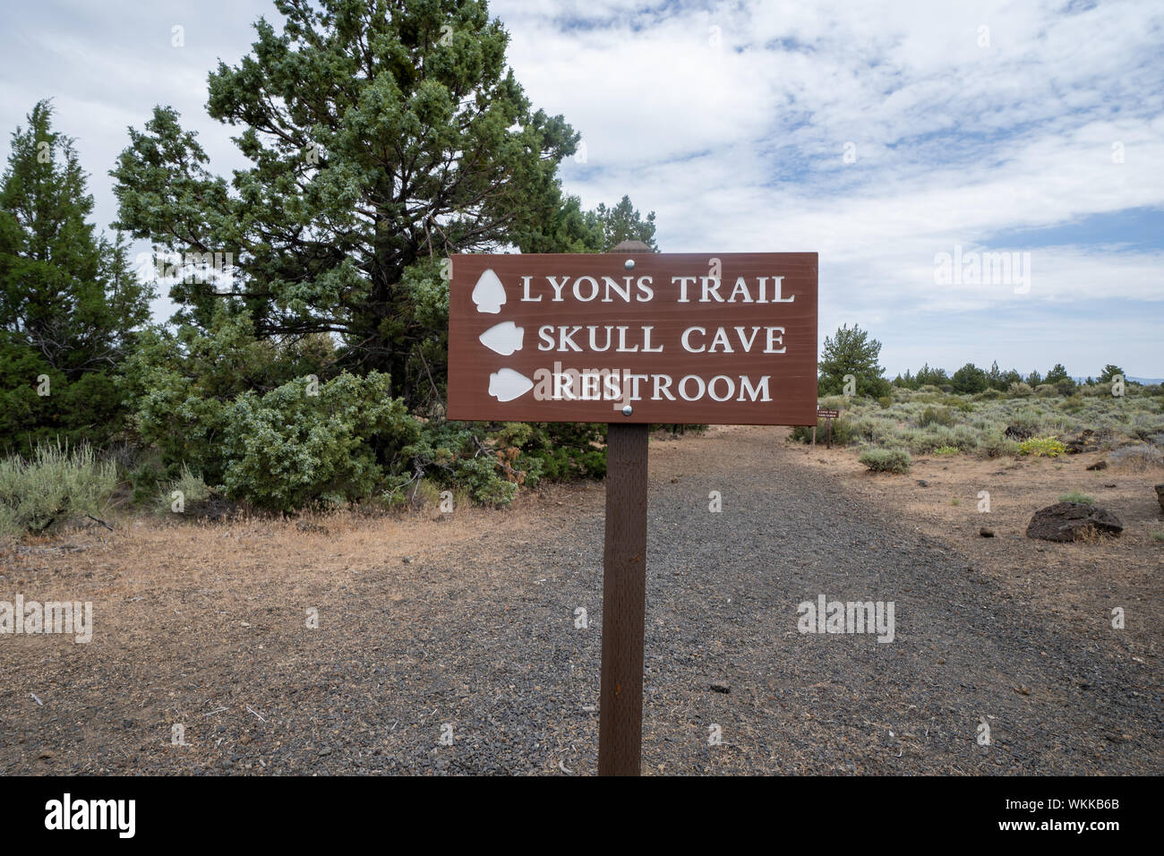 Direktionale Zeichen in der Lava Beds National Monument führt Wanderer zu Toiletten, Höhlen und der Lyons Trail Stockfoto