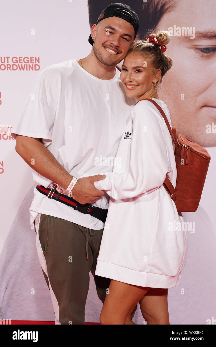 Ana Johnson und Ehemann Tim Johnson gemeinsam mit dem roten Teppich bei der Weltpremiere des Kinofilms Gut gegen Nordwind am 03.09.2019 im Cinedom in Stockfoto