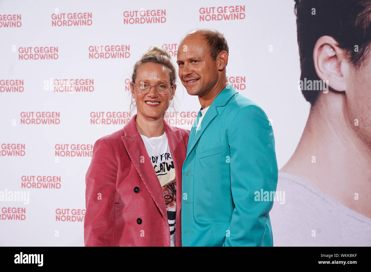 Anna Schudt gemeinsam mit Ehemann Morith Fuehrmann dem roten Teppich bei der Weltpremiere des Kinofilms Gut gegen Nordwind am 03.09.2019 im Cinedom in Stockfoto