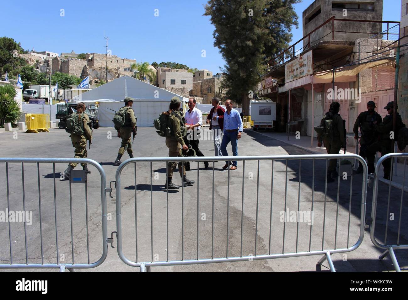 Hebron, West Bank, Palästina. 4. Sep 2019. Israelische Sicherheitskräfte stehen Wache vor der Ankunft des israelischen Ministerpräsidenten zu einer Gedenkveranstaltung in der ibrahimi Moschee, die in der West Bank Stadt Hebron am 04. September 2019 teil. Netanjahu wird erwartet, eine Rede in Hebron am 90. Jahrestag der Tötung 67 Juden in der Stadt zu liefern, werden der erste israelische Premier eine solche Adresse und der erste Besuch seit Ariel Sharon in 2002 Credit: Mosab Shawer/APA-Images/ZUMA Draht/Alamy Leben Nachrichten zu liefern Stockfoto