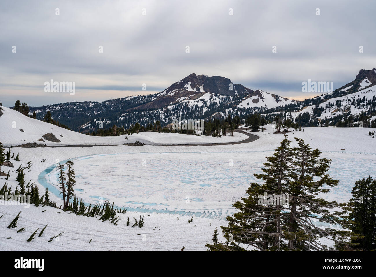 Eingefroren und schmelzen Emerald Lake im Lassen National Park Kalifornien Stockfoto