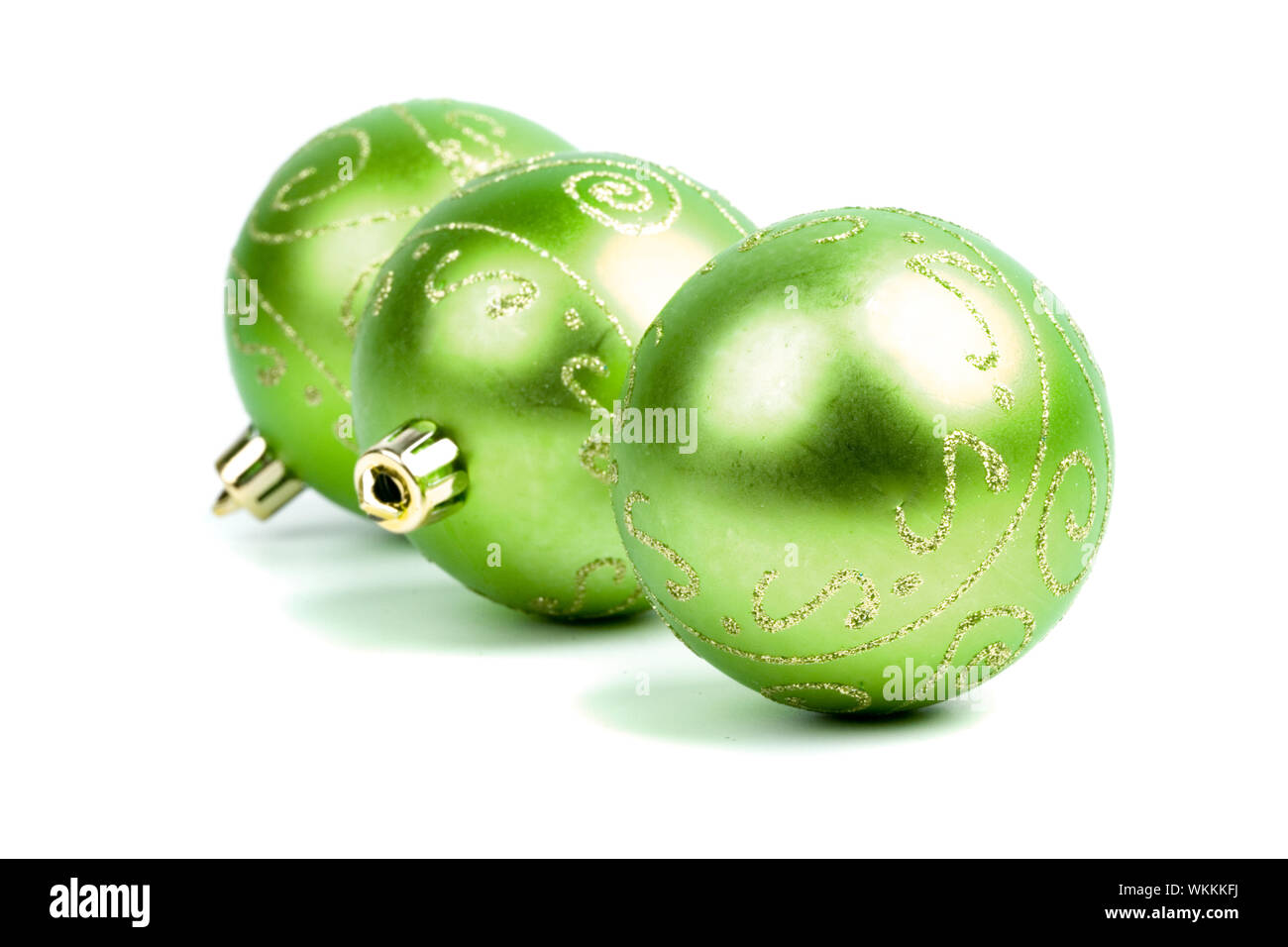 Drei grüne Weihnachten Kugeln auf weißem Hintergrund Stockfoto