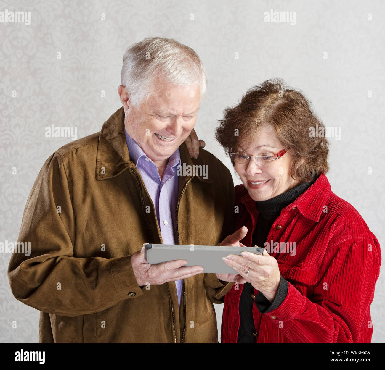 Senior, männliche und weibliche begeistert mit Tablet-computer Stockfoto