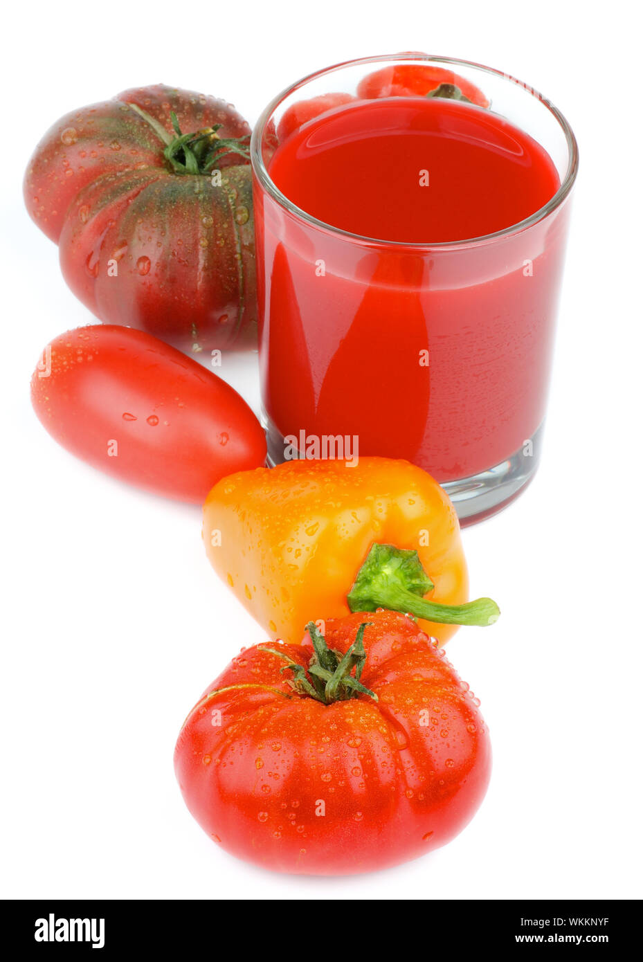 Frisch gepresster Tomatensaft mit verschiedenen Tomaten und Orangen Paprika isoliert auf weißem Hintergrund Stockfoto