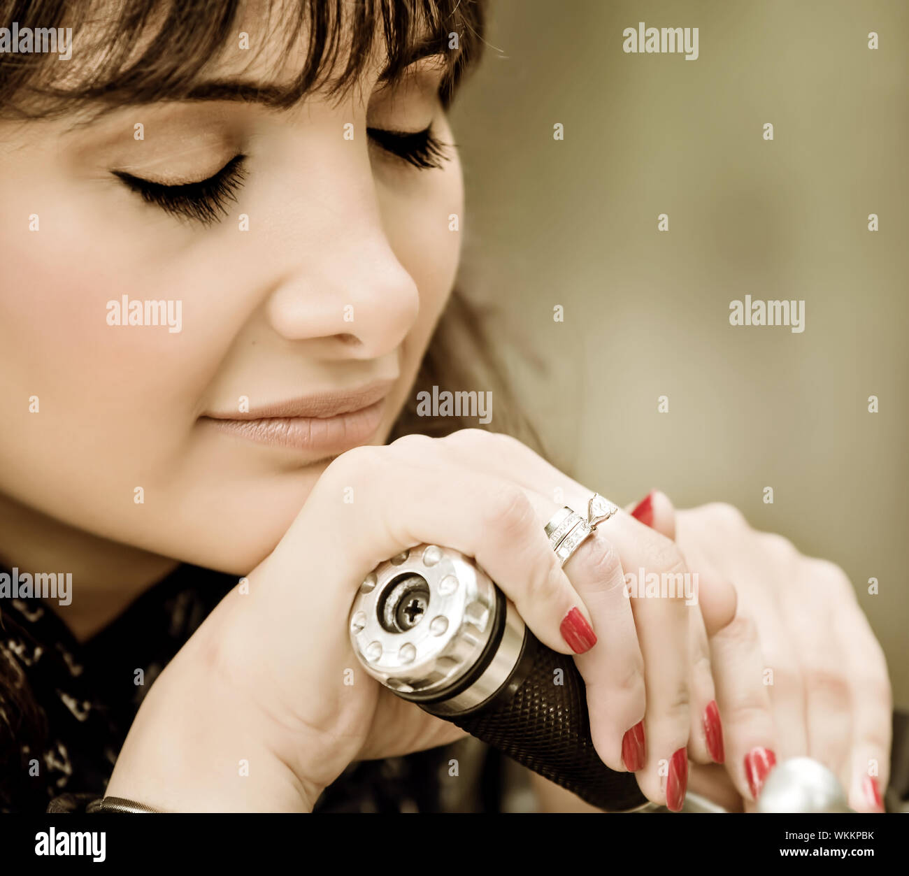 Closeup Portrait der hübsche Frau mit geschlossenen Augen ruhen auf Motorrad, schöne Make-up, Reisen und Tourismus, extreme Abenteuer auf Fahrrad Stockfoto