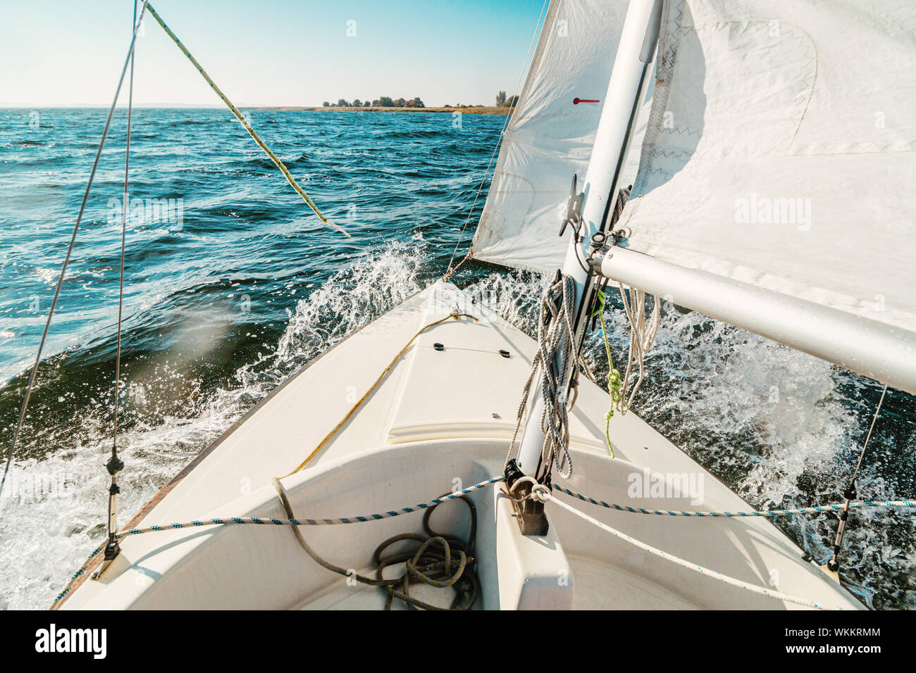 Wellen, die auf dem Deck einer yawl nähert sich der Küste Stockfoto