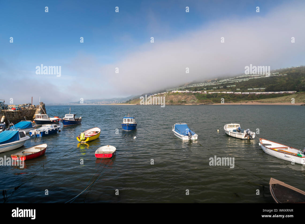 Kleine Fischerboote im Hafen von Pettycur Bay, Kinghorn, Fife, Schottland Stockfoto