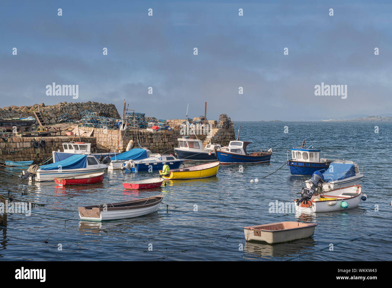 Kleine Fischerboote im Hafen von Pettycur Bay, Kinghorn, Fife, Schottland Stockfoto