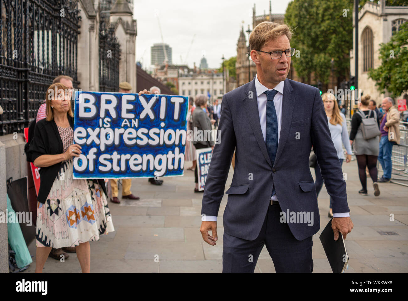 Tobias Ellwood, Abgeordneter, der nach der Sommerpause wieder im Parlament eintraf, debattierte über No Deal Brexit und prorogue. Demonstrant Stockfoto