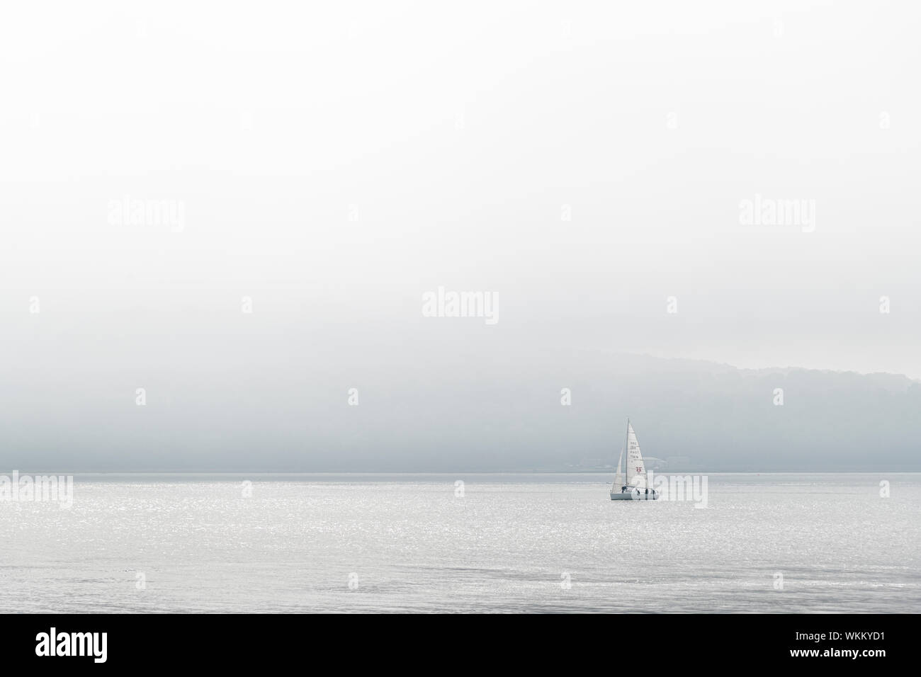 Segelboot auf dem Firth-of-Forth, in der Nähe der Forth Bridge auf einem nebligen Tag Stockfoto