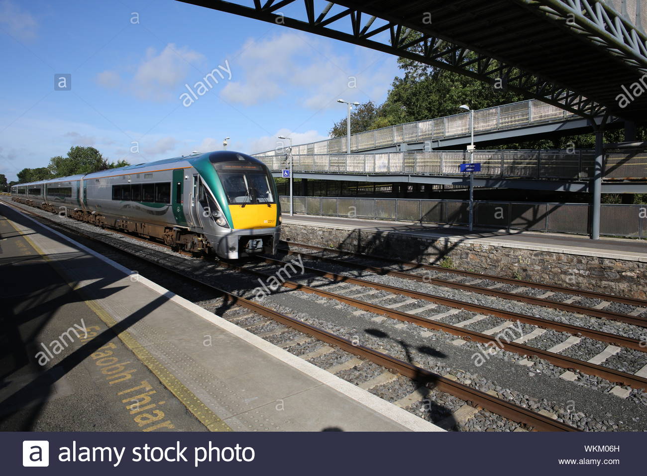 Eine irische Zug in eine Station in den Midlands Stockfoto