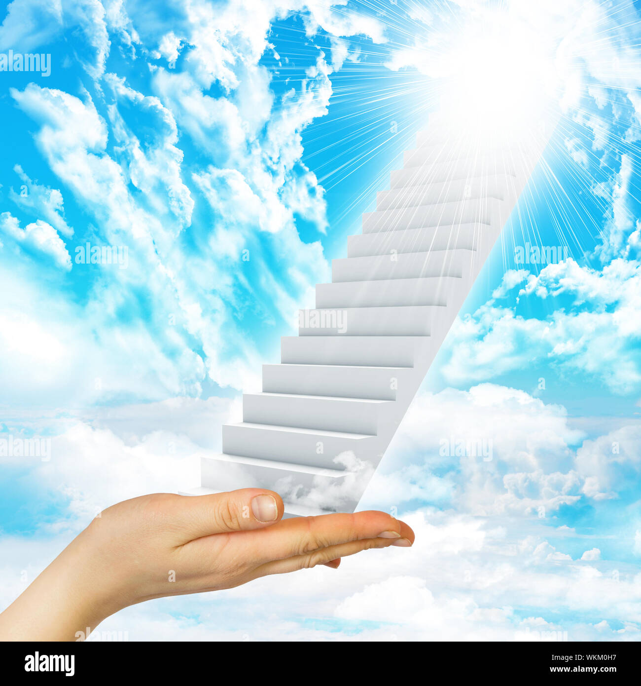 Hand halten, Treppe in den Himmel mit Wolken und Sonne. Konzept Hintergrund Stockfoto