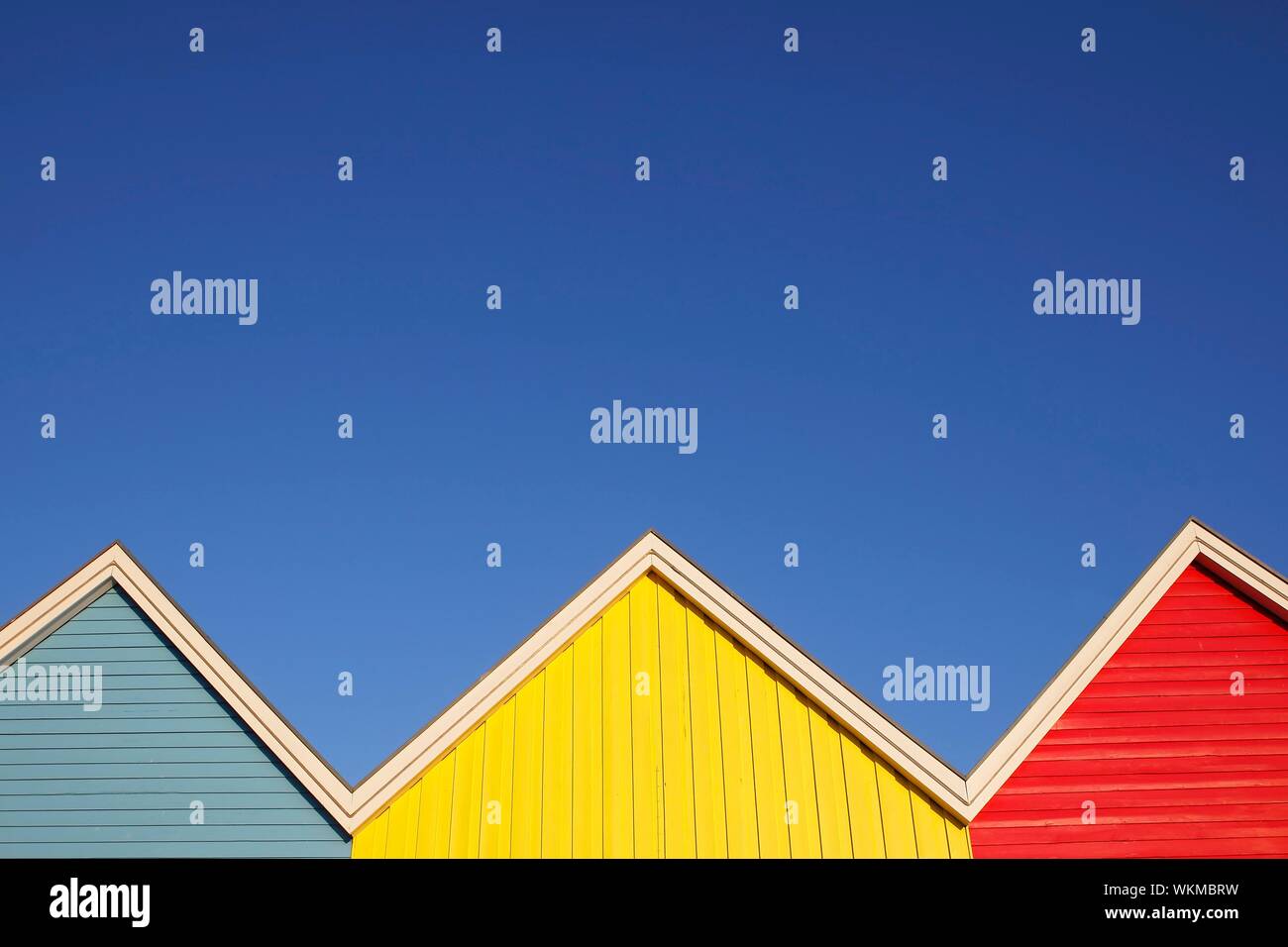 Giebel, farbigen Holzhäuser mit blauem Himmel, Ostseebad Eckernförde, Schleswig-Holstein, Deutschland Stockfoto