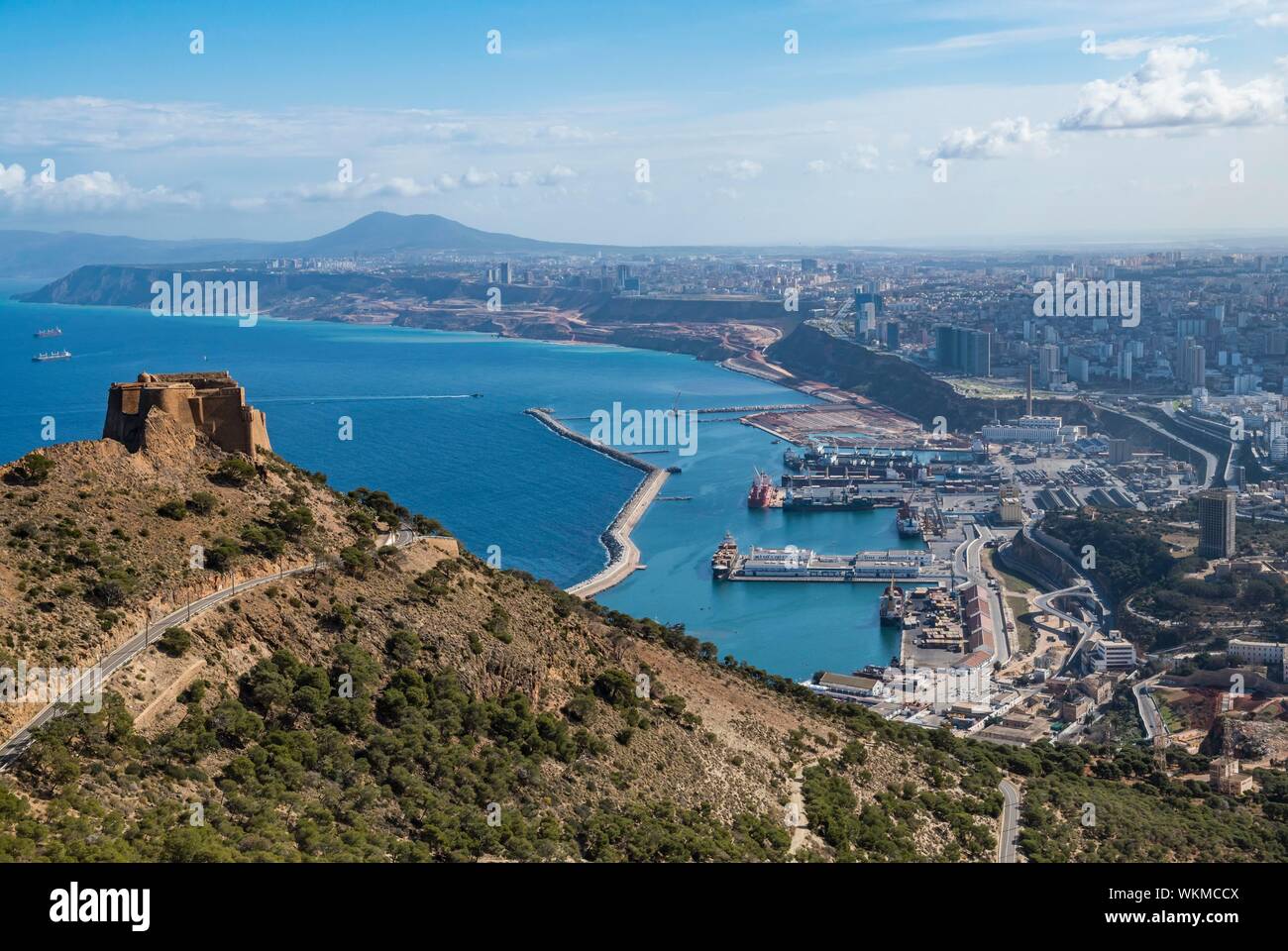 Blicken Sie über Oran mit der Santa Cruz Castel im Vordergrund Oran, Algerien Stockfoto