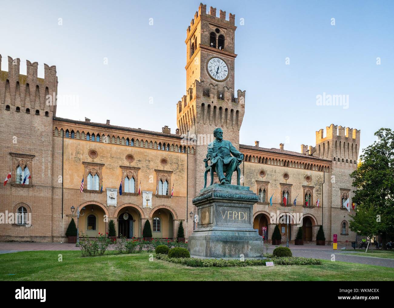 Verdi Denkmal vor der Rocca Pallavicino mit Opernhaus Teatro Giuseppe Verdi, Reggio Emilia, Provinz von Parma, Emilia-Romagna, Italien Stockfoto