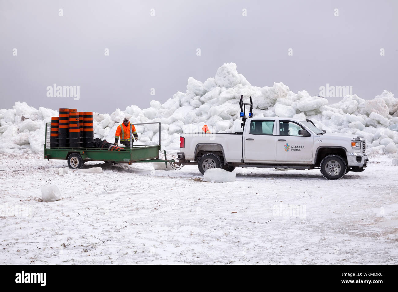 Niagara Parks personal Kennzeichnung der Bereich mit Pylonen um ein Eis schieben, wo Lake Erie den Niagara River in Fort Erie, Ontario, Kanada entspricht. Stockfoto