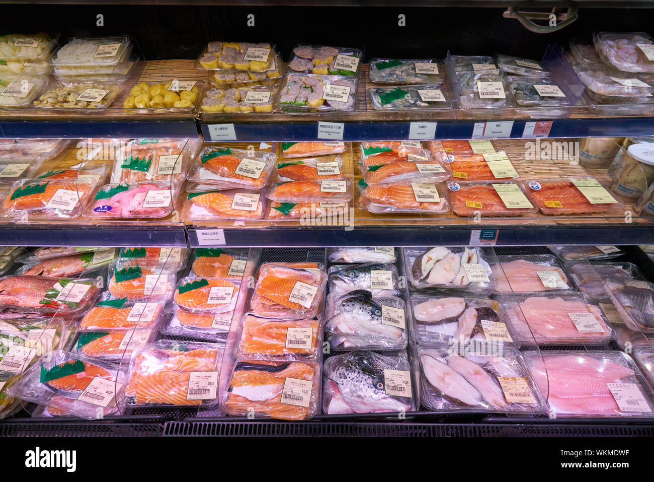 Hongkong, China - ca. Februar 2019: Fisch zum Verkauf am Markt, indem Jasons Supermarkt, von Dairy Farm Gruppe. Stockfoto