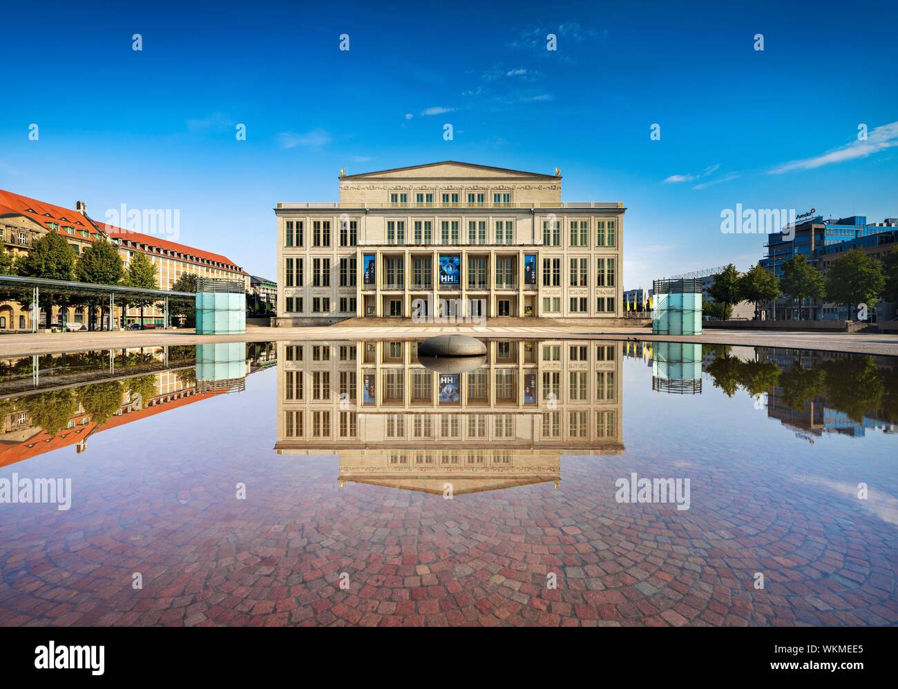 Oper Leipzig mit Spiegelbild im Wasser des Opernbrunnen, Leipzig, Sachsen, Deutschland Stockfoto