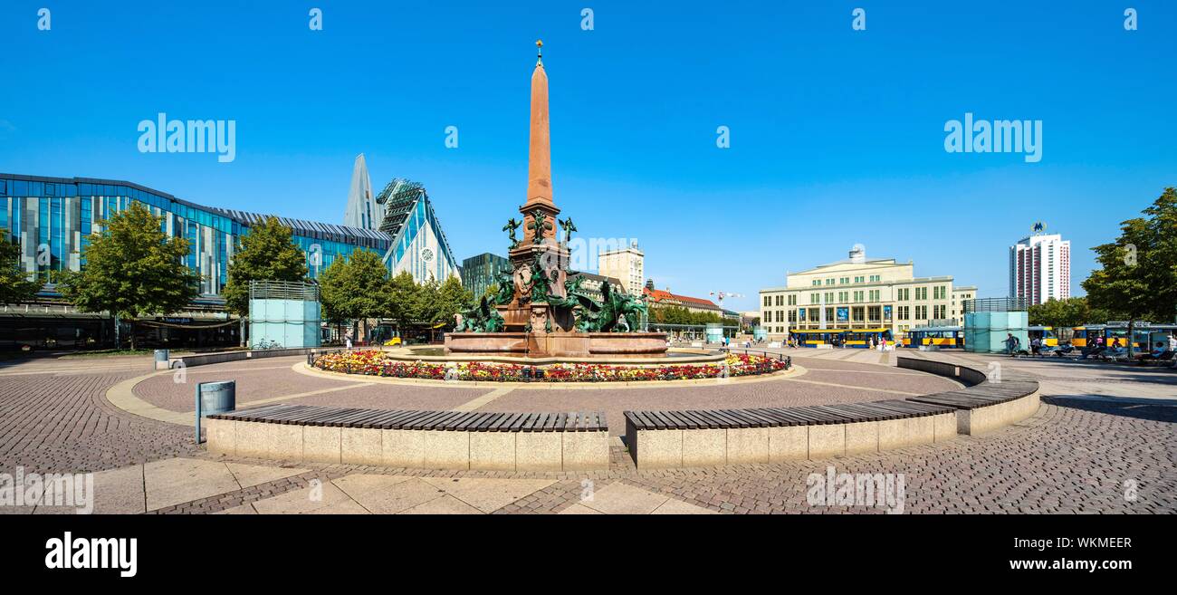 Augustus Platz mit Brunnen, Mende zurück Augusteum und Paulinum der Universität, Krochhochhaus, Oper und Wintergartenhochhaus, Leipzig, Sachsen Stockfoto