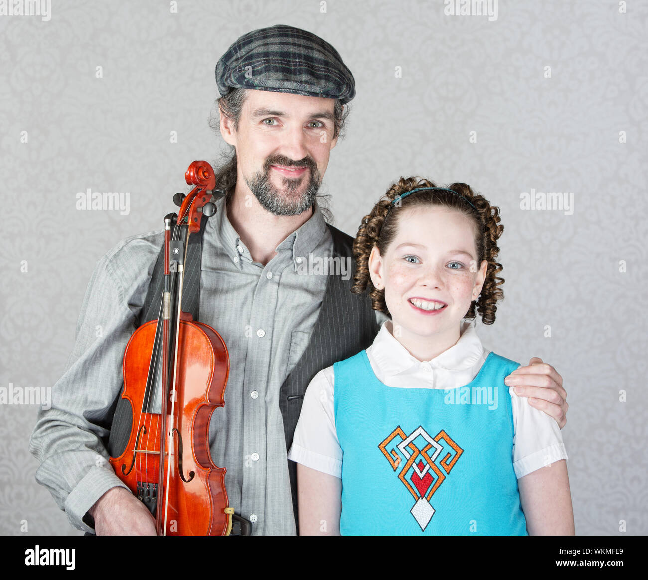Irish folk Fiddler in Bart hält Violine mit Kind Stockfotografie - Alamy