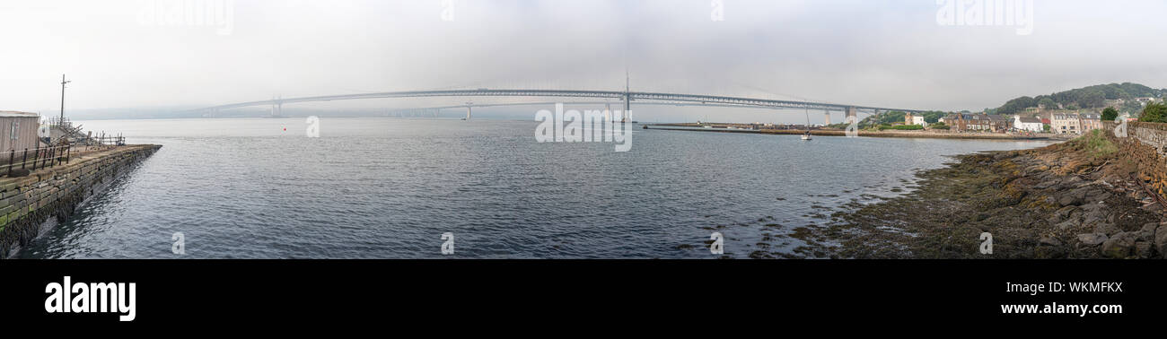 Panorama der Forth Road Bridge und die queensferry Überfahrt auf einem nebligen Tag Stockfoto